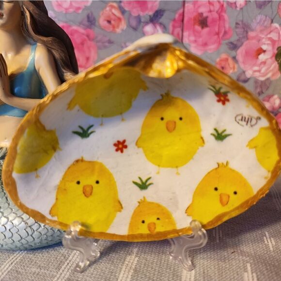 DECOUPAGE EASTER CLAM SHELL  - Picture 2 of 7